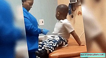 O truque dos abraços, o método criativo de uma enfermeira para vacinar uma criança 'sem dor'