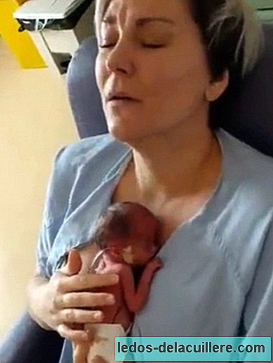 Videoen av det nøyaktige øyeblikket når en mor forelsker seg i sin premature baby