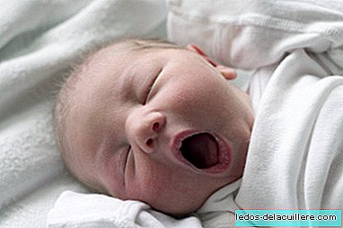هل من الممكن النوم مع المولود الجديد في المنزل؟ نعم ، نقول لك كيف
