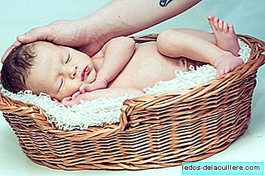 De spädbarn som sover när de letar efter kroppsgränser som i livmodern
