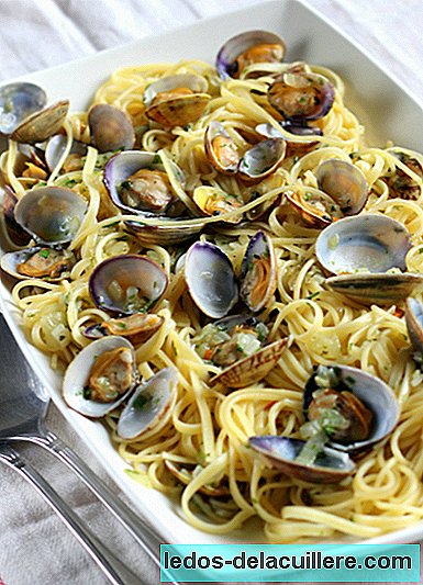 Spaghetti with clams in green sauce. Summer Recipe