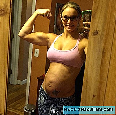 Ona je 30 týždňov tehotná a označuje brušné svaly