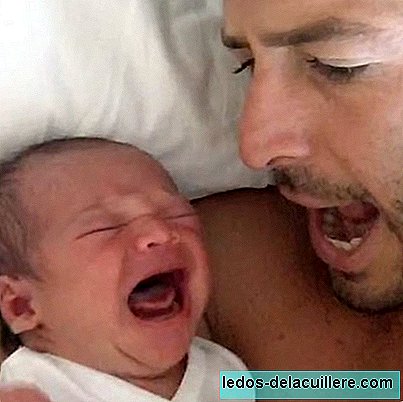 Denne far formår at berolige sin babys gråd ved at synge OM-mantraet, har du prøvet det?