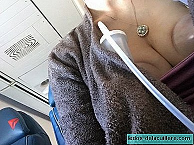 Страхотна реакция на стюардесите, когато видят майка на тризнаци, изпомпваща мляко в самолета