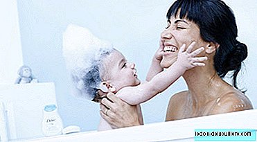 Happy first days together! Learn step by step how to bathe your baby