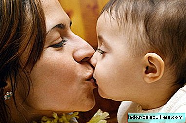اليوم هو يوم القبلة الدولية ، هل تقبل أطفالك في الفم؟