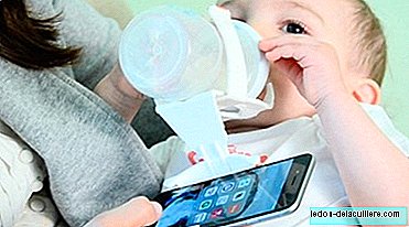 Készítenek egy eszközt, amely a mobiltelefon tartásához szolgál, miközben a baba elveszi az üveget.