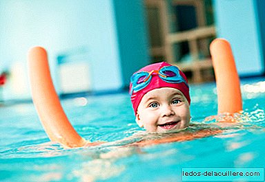 AAP anbefaler at de fleste barn lærer å svømme fra det første året, for å forhindre drukning