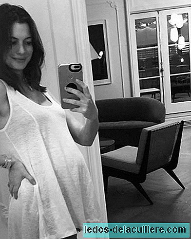 Actress Anne Hathaway reveals having had infertility problems and announces that she is waiting for her second baby