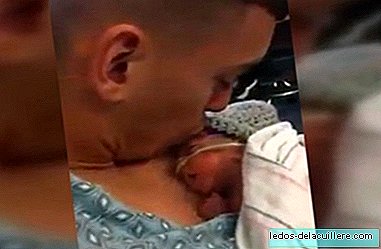 De schattige reactie van een premature baby op een kus van zijn vader
