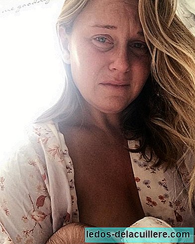 The distressing photo of a mother frustrated by her difficult experience with breastfeeding