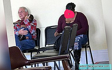 De ontroerende foto van een man die de baby wiegt van een moeder die hulp nodig had