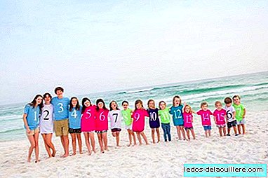 La photo amusante sur la plage des 17 cousins ​​de la famille par ordre de naissance