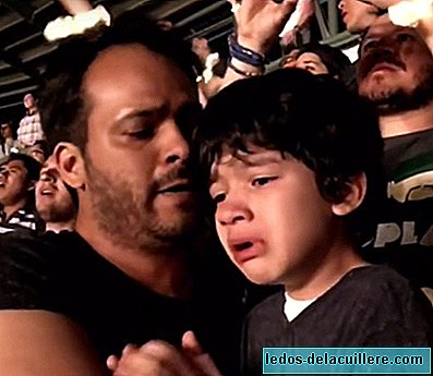 The exciting reaction of a child with autism upon hearing his favorite song at a Coldplay concert