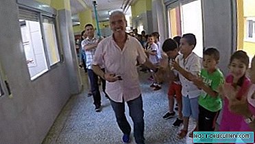 The emotional farewell of his students to a teacher who retires