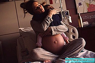 The emotional photo of a mother hugging her daughter before welcoming a new baby