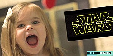 سعادة فتاة تبلغ من العمر ثلاث سنوات تشاهد فيلم حرب النجوم