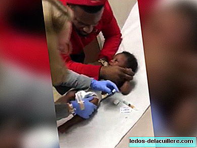 The way this father comforts his baby when vaccinated excites 15 million people