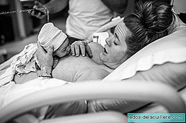 A impressionante sequência de fotos de um recém-nascido rastejando até o peito de sua mãe