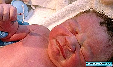 الصورة المذهلة لحديثي الولادة يحمل في يده اللولب الذي فشل