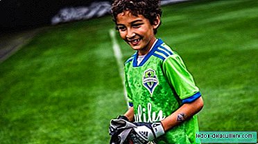 The deserved ovation of the public to an eight-year-old boy with leukemia who played as a goalkeeper in his professional football team