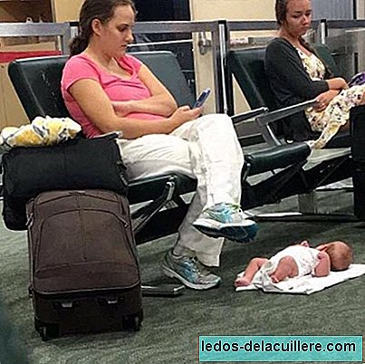 Tämän hetken kiista: jätitkö vauvan todella lattialle käyttämään matkapuhelinta?