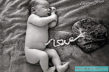 A bela foto de um bebê, sua placenta e o cordão dizendo "Amor"
