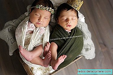 Den vackra fotograferingen av Romeo och Juliet, två spädbarn födda avslappnad, samma dag på samma sjukhus