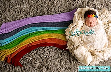 A bela sessão de fotos de um bebê arco-íris