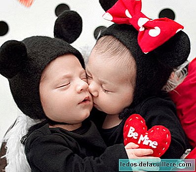 Pemotretan yang indah dari sepasang bayi seperti Minnie dan Mickey di Hari Valentine