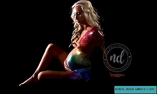 Die schöne und schillernde Fotoaufnahme einer schwangeren Mutter ihres Regenbogenbabys
