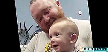 Το χαμόγελο ενός μωρού πέντε μηνών, ακούγοντας τη φωνή της μητέρας του για πρώτη φορά, χάρη στα ακουστικά