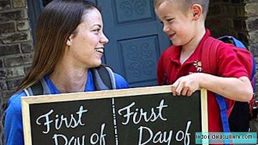 Das zarte und entzückende Foto von Mutter und Sohn am ersten Schultag