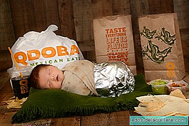 La fotografia carina e divertente di un neonato, vestito da burrito!