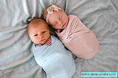 As fotografias em movimento de dois gêmeos recém-nascidos antes de um deles morrer