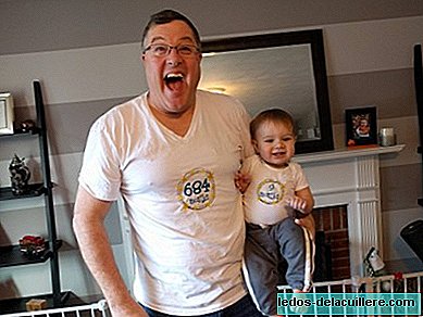 Die lustigen "zusammenpassenden" T-Shirts eines Großvaters und seines Enkels