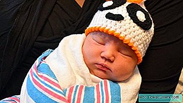 Pielęgniarki szpitalne splatają czapki Halloween dla noworodków