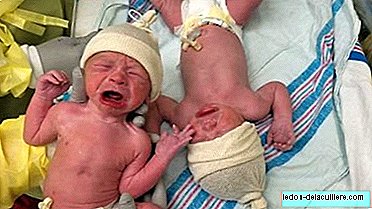 ภาพอ่อนโยนของฝาแฝดเด็กแรกเกิดบางคนที่ร้องไห้เมื่อแยกออกจากกัน