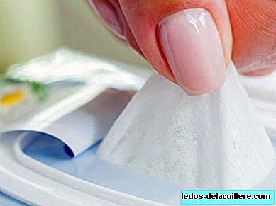 Lenços umedecidos não devem ser jogados no vaso sanitário, mesmo que a publicidade diga que eles são como papel higiênico