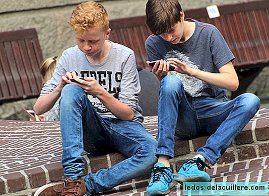 Läs eller inte läsa våra barns mobilmeddelanden?