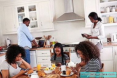 Подростки считают своих родителей зависимыми от мобильных телефонов, что является плохим примером, который затрудняет семейные отношения
