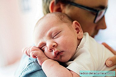הזרועות הן הצורך הבסיסי של התינוק, כגון אכילה או שינה