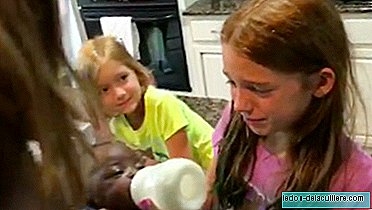 Bērni nav dzimuši rasisti: divu meiteņu emocionāla reakcija, kad vecāki viņus iepazīstina ar pārsteigumu par jauno adoptēto māsu
