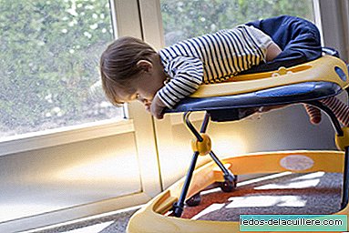 Os pediatras pedem a proibição de andarilhos: 9.000 bebês por ano sofrem ferimentos devido ao uso nos EUA.