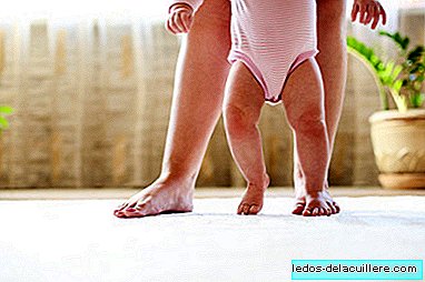 Les premiers pas du bébé et comment l'accompagner lorsqu'il commence à marcher