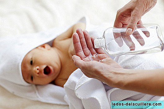 Massages pour bébés: comment les détendre, étape par étape