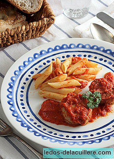 Sirloin medallions with tomato sauce and pasta garnish. Single dish for the whole family