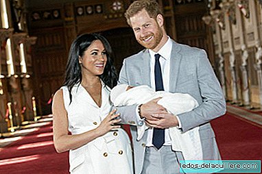 Meghan Markle og prins Harry introduserer babyen sin, og hun viser stolt frem fødselsmagen sin