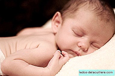 يولد الطفل الأول في العالم مع الحمض النووي لأمهات وأب