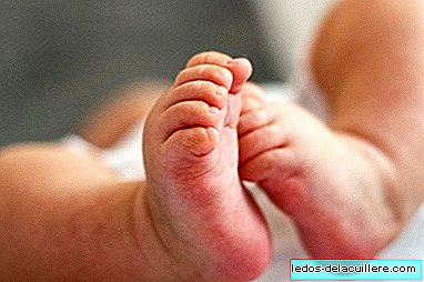 En bebis föddes efter att ha stannat i två månader i hans mors liv med hjärndöd